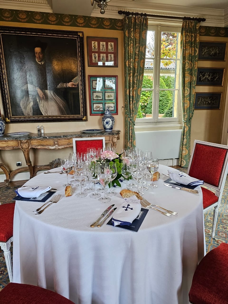 Live the Bordeaux experience & be part of our journey through the world’s most iconic vineyards. (3)